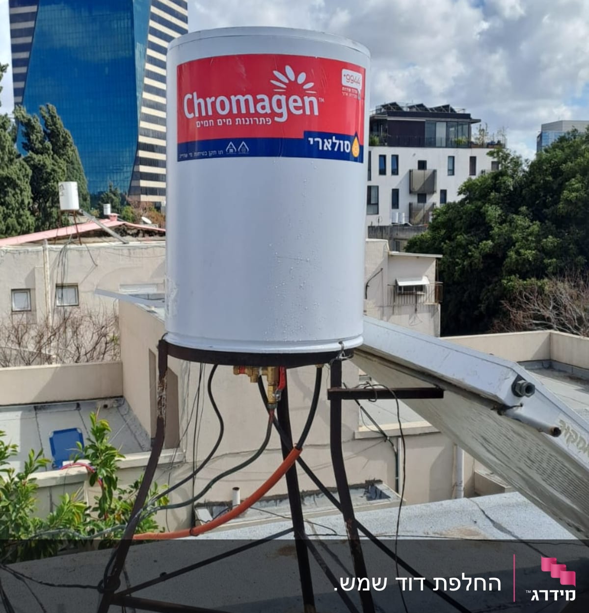 דוד שמש כרומגן על גג עם צינורות וחיבורים